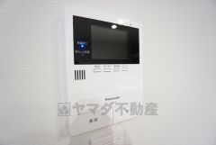 防犯はもちろん、セールスマン対策にもなるモニター付きインターホンです。お子さん1人での留守番時にも活躍しそうです。
