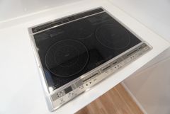 お手入れのしやすいIHクッキングヒーターです。3口コンロなので、効率よくお料理が楽しめます。毎日のお料理も楽しくなりますね＾＾