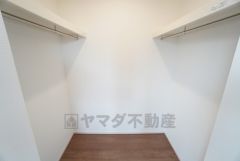 洋室にはハンガーパイプ付きのウォークインクローゼットが設けられています。たっぷり収納できるので衣替えの心配もいりませんね＾＾