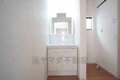 三面鏡裏収納付き洗面化粧台です＾＾ 歯磨きセットやスキンケア用品などの収納に便利ですね。