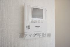 防犯はもちろん、セールスマン対策にもなるモニター付きインターホンです。 来訪者の顔が見えるので安心ですね＾＾