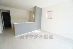 窓から光が差し込む明るいダイニングです＾＾