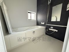 1日の疲れを癒すくつろぎのバスルーム。足を伸ばしてもゆったりと入れるサイズです。お子様と一緒にお風呂に入っても狭くないですね＾＾