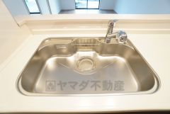 大きなお鍋も楽々洗える幅の広いシンクです＾＾ステンレスシンクなので簡単にお掃除できますよ。洗剤やスポンジもすっきりできる収納付き。