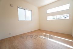 2面採光を確保した明るい室内は、風通しも良く、大変居心地の良い空間となっております。日当たりがよく、子供部屋としての利用もおすすめ。