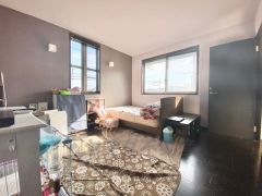 主寝室としてお使いいただけそうなこちらのお部屋は、日当たりが良く、爽やかな風を感じて起きる朝は、快適生活の始まりに。 