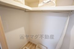 スーツケースや衣装ケースも収納できるウォークインクローゼットです。お荷物が多いご家族にも安心です。