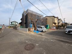 角地なので、開放感が得られます。 また、日差しが入りやすく、家の奥まで明るくなるのが嬉しいポイントです。 