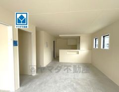 開放感のある広々としたリビングダイニング。対面式キッチンを採用しており、料理をしながら家族との会話も楽しめる設計です。