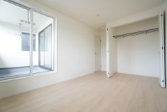 住む人のこだわりを活かす洋室。日当たりがよく、寝室としての利用もおすすめ。広めのクローゼットには荷物をすっきり片付けられ、ゆとりのある暮らしが出来ます＾＾