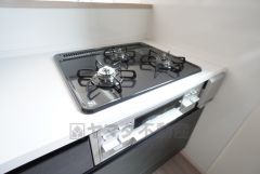 3種類の料理が同時に調理できる、3口ガスコンロ。忙しい夕食の支度時間が短縮できて効率よくお料理が楽しめます。