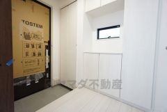 採光も考えられた明るい玄関です。たっぷり収納できるシューズボックス付きなので、家族全員の靴がきれいに整頓できます。