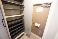 ご家族の靴をスッキリと片付けられるシューズボックス付きの玄関です＾＾スッキリと片付いた玄関は気持ちがいいです。