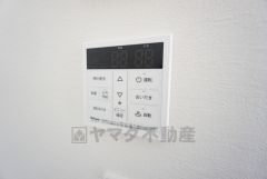 おいだき機能つきなのでお風呂に入る時間が異なるご家庭には嬉しいですね。ボタン一つで快適で便利な生活が＾＾