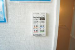 浴室暖房乾燥機には、暖房、乾燥、涼風、換気の4つの機能が付いています。タイマー付きです。換気・雨の日の洗濯も安心です＾＾