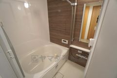 1日の疲れを癒すくつろぎのバスルーム。 雨の日のお洗濯にも嬉しい浴室乾燥付き。換気機能付きなのでお風呂のカビ予防にもなります＾＾ 