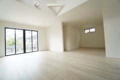 大きな掃き出し窓のあるリビングは、陽光あふれる明るい空間です。ゆったりと寛げる憩いの場となりそうです。