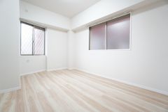 2面採光を確保した明るい室内は、風通しも良く、大変居心地の良い空間となっております。日当たりがよく、子供部屋としての利用もおすすめ。