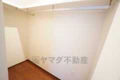 寝室にハンガーパイプ付きのウォークインクローゼットが設けられています。たっぷり収納できるので衣替えの心配もいりませんね＾＾ 