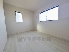 2階洋室。こちらのお部屋は家具を選ばないナチュラルなフローリングとシンプルなクロスです＾＾ウォークインクローゼット付きで収納も便利です＾＾