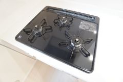 3種類の料理が同時に調理できる、3口ガスコンロ。忙しい夕食の支度時間が短縮できて効率よくお料理が楽しめます。