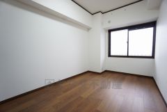 家具を選ばないナチュラルなフローリングとシンプルなクロスです＾＾