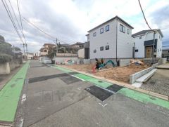 前面道路。北側約6ｍ公道。 前面道路が広く駐車もラクラクです＾＾