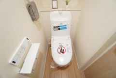 1階2階の2ヶ所にトイレがありますので、忙しい朝にも家族に気を使わず、ゆとりが生まれますね＾＾ 小窓付きで換気する時に便利です＾＾
