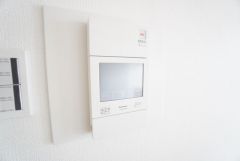 防犯性、セキュリティ対策に安心できるテレビモニター付きインターフォンです。セールスマン対策にもなり安心できます。