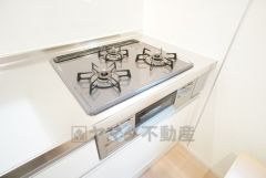 3種類の料理が同時に調理できる、3口ガスコンロ。忙しい夕食の支度時間が短縮できて効率よくお料理が楽しめます。