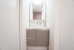 三面鏡裏収納付き洗面化粧台です＾＾ 来客時も脱衣所を見せずに洗面を使ってもらえる、プライバシーに配慮した間取りです。