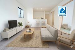 家族が集まる開放的なリビング。思い思いの時間を過ごしたり食事をしたり、素敵な団らんの場になりますね。家具はCGによるイメージ画像です。