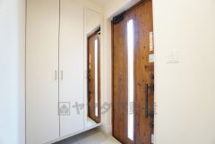 採光も考えられた明るい玄関です。たっぷり収納できるシューズボックス付きなので、家族全員の靴がきれいに整頓できます。