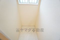 ランドリースペース上部には窓も付いており換気に便利です＾＾