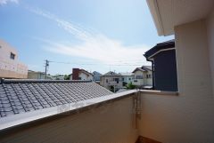 回りに高い建物もなく、バルコニーは日当たり、風通し良好です。お洗濯物も気持ちよく干せそうですね＾＾