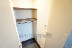 玄関にはシューズクロークも付いています＾＾ベビーカーやゴルフバッグなどもスッキリ収納出来そうですね＾＾ハンガーパイプもついており、雨具などもサッとかけれます＾＾