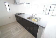 対面式キッチンなのでリビングにいるご家族とコミュニケーションを取りながら洗い物や、お料理が楽しめそうですね＾＾