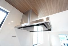 お手入れが簡単なスリム型レンジフードです。調理により発生する油煙や臭いを吸い込み、屋外へ排気してくれます。