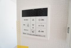おいだき機能つきなのでお風呂に入る時間が異なるご家庭には嬉しいですね。ボタン一つで快適で便利な生活が＾＾