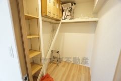 主寝室には大型ウォークインクローゼット付き＾＾ 可動棚付きなので好きな高さに調整して、無駄なスペースなく使用できますね＾＾