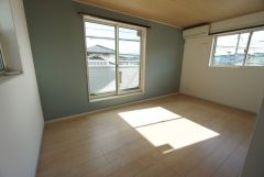 バルコニーに面した約8帖の洋室です。大きな窓から陽が差し込む明るいお部屋です