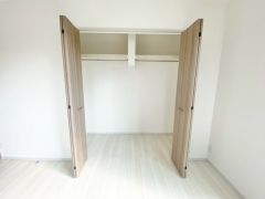 洋室にはハンガーパイプ付きのクローゼットが設けられています。たっぷり収納できるので衣替えの心配もいりませんね＾＾