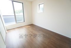 主寝室としても利用できる洋室は、陽当たり、風通し良好で大変居心地の良い空間となっております＾＾爽やかな風を感じて起きる朝は、快適生活の始まりに。