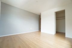 ご夫婦お二人のプライベートシーンを演出する寝室は、大容量のウォークインクローゼット付き。バルコニーに面しており、明るい陽射しが差し込みます。