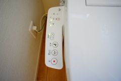 同仕様写真。温水、暖房、ウォシュレット付の高機能トイレです。