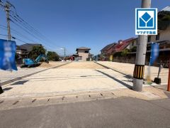 2026年5月撮影。大通りから住宅街に入った一戸建ての多いエリア。落ち着いた雰囲気で快適な生活を送れます。