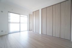 主寝室としてお使いいただけそうなこちらのお部屋は、日当たりが良く、爽やかな風を感じて起きる朝は、快適生活の始まりに。