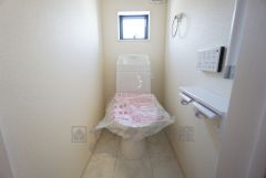 1階2階の2ヶ所にトイレがありますので、忙しい朝にも家族に気を使わず、ゆとりが生まれますね＾＾ 小窓付きで換気する時に便利です＾＾