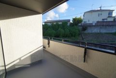 幅広のインナーバルコニーは多少の雨でも洗濯物を守ってくれ、家事を助けてくれること間違いなし。眩しすぎる日差しも和らげます。2部屋から行き来できる続きバルコニー＾＾ 