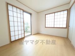 6帖。リビング隣の洋室。客間としてはもちろん、お子様のお昼寝スペースや書斎としても活躍してくれそうです＾＾建具を開けたままリビングとの一体利用も可能です＾＾ 